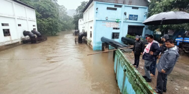 Brahmuputra river water level rises above water level in Guwahati