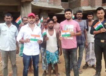 Seven Sense Communication donates flags to workers and kids